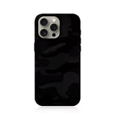 Riite – Musta camo iPhone 15 -suojakuori – tummanharmaa camo-kuosi